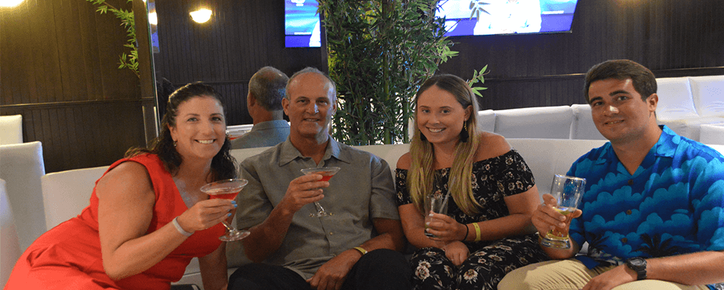 Socios disfrutando de las Bebidas en el Bar Premier en Club Solaris Cabos