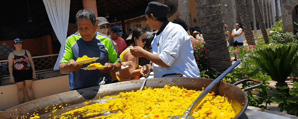 Huespedes probando la paella en Club Solaris Cabos