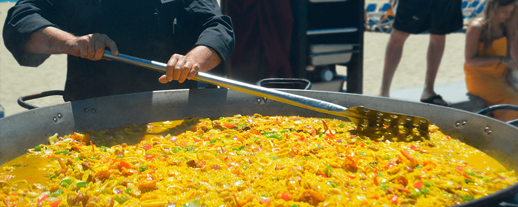 Paella cerca de la alberca de Club Solaris Cabos