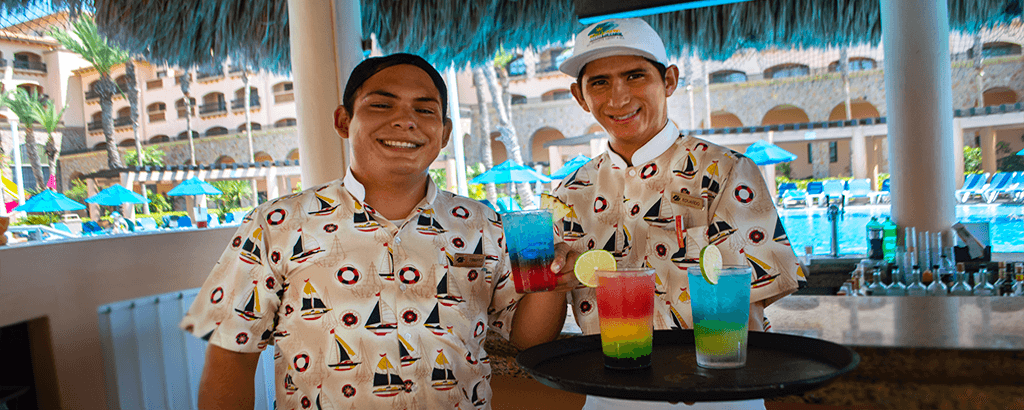 Meseros del Swim Up Bar en Club Solaris Cabos