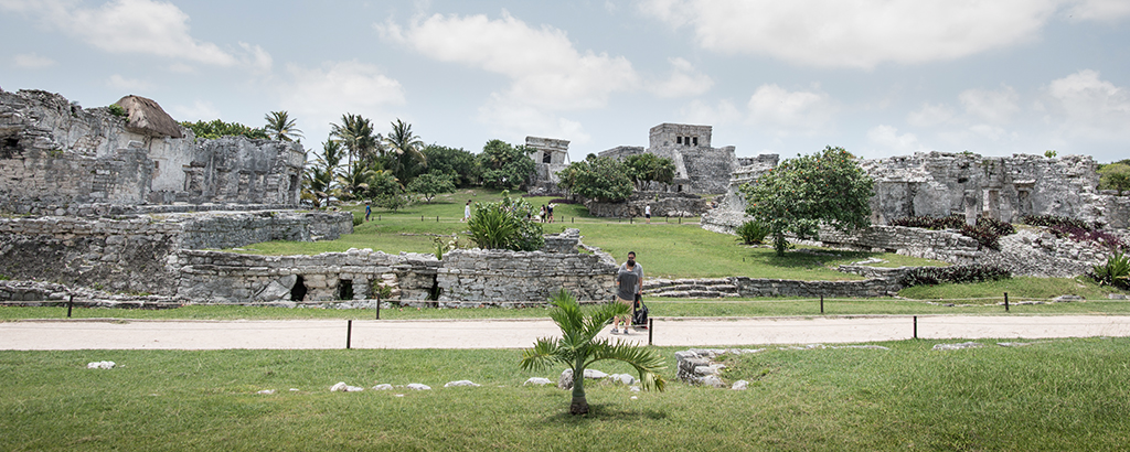 ruinas de Tulum con palmeras en vacaciones