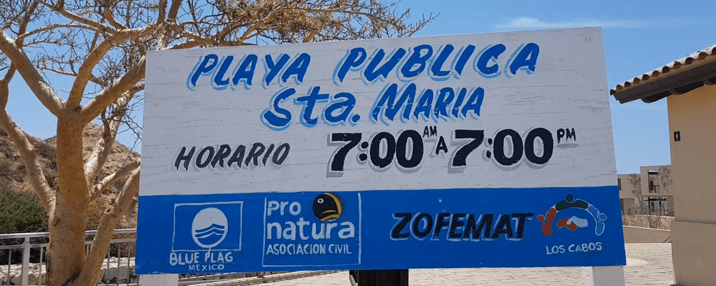 Anuncios informativos en la Playa Santa María en Los Cabos