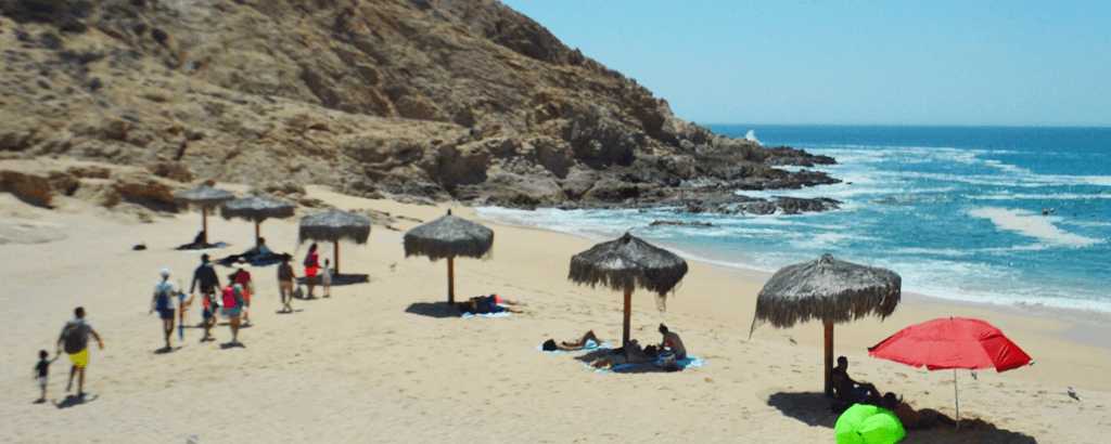 Familias visitando la playa santa maria en los cabos