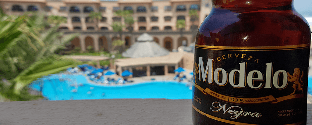 cerveza modelo negra en club solaris cabos